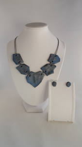 Sieradenset Metallic Blue || materialen: polymeerklei, waxkoord, glitter, kleurpigmenten || ketting € 40,00, oorbellen zijn verkocht
