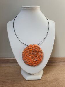 Sieraad Orange Mermaid || materialen: polymeerklei || prijs € 35,00