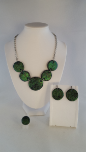 Sieradenset Sparkling Green || materialen: polymeerklei, glitter || setprijs € 97,00, ketting € 53,00, oorbellen € 29,00, ring € 19,00
