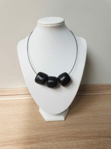 Sieraad Black Stones || materialen: polymeerklei, kleurpigmenten || prijs € 30,00