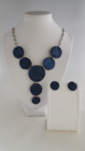 Sieradenset Blue Print || materiaal: polymeerklei, kleurpigment || setprijs € 50,00, ketting € 40,00, oorbellen € 15,00