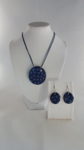 Sieradenset Dotty || materialen: polymeerklei, waxkoord || setprijs € 59,00, ketting € 33,00, oorbellen € 29,00