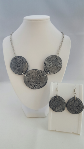 Sieradenset Hieroglyph || materialen: polymeerklei, inkt || setprijs € 55,00, ketting € 45,00, oorbellen € 20,00