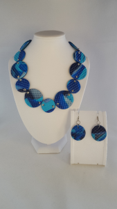 Sieradenset Ocean Blue || materiaal: polymeerklei || setprijs € 70,00, ketting € 60,00, oorbellen € 15,00