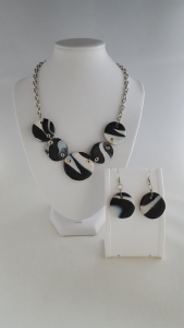 Sieradenset Orka || materiaal: polymeerklei || setprijs: € 75,00, ketting: € 53,00, oorbellen € 25,00