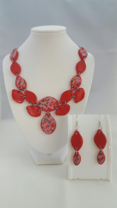 Sieradenset Red Flower || materialen: polymeerklei, stof || setprijs € 90,00, ketting € 67,00, oorbellen € 29,00