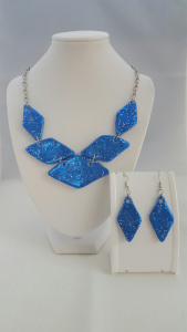 Sieradenset Shiny Blue || materialen: polymeerklei, glitter || setprijs € 70,00, ketting € 45,00, oorbellen € 29,00