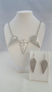 Sieradenset Shiny Silver || materialen: polymeerklei, glitter || setprijs € 69,00, ketting € 45,00, oorbellen € 29,00