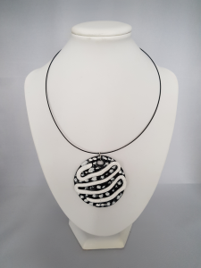 Sieraad White Snake || materialen: polymeerklei, acryl || prijs € 35,00