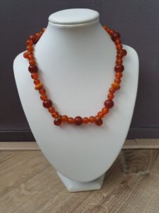 Sieraad Autumn. Materiaal: Glas. Prijs €20,-