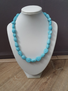 Sieraad Baby Blue. Materiaal: glas kralen. Prijs €30,-