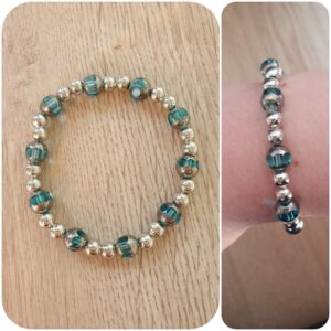 Sieraad Fleur Bracelet. Materiaal: glas kralen. Prijs €15,-