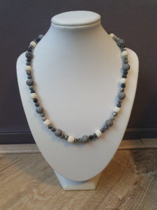 Sieraad Grey Thones. Materiaal: Natuurstenen. Prijs €30,-