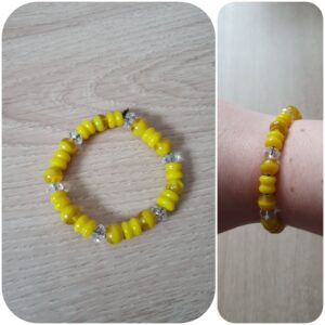 Sieraad Inge Bracelet. Materiaal: glas kralen. Prijs €10,-