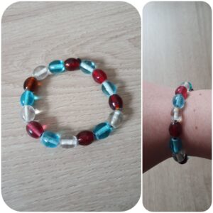 Sieraad Maria Bracelet. Materiaal: glas kralen. Prijs €10,-