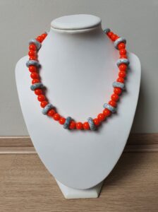 Sieraad: Orange & Gray Materiaal: Keramiek en Acryl. Prijs €20,-