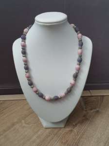 Sieraad Purple and Pink. Materiaal: glas kralen. Prijs €30,-