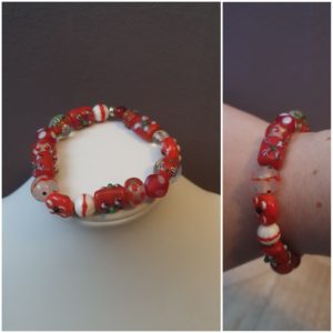 Sieraad Red Glass Bracelet. Materiaal: glas kralen. Prijs €15,-