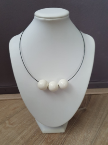 Sieraad White. Materiaal: Keramiek. Prijs €15,-