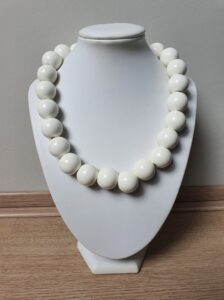 Sieraad White Balls. Materiaal: Keramiek. Prijs €30,-