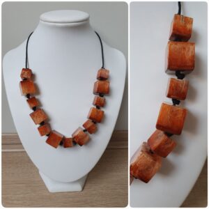 Ketting H1. Materiaal: Epoxy. Prijs €40,-