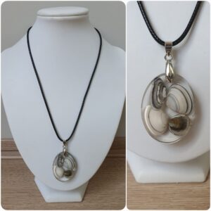 Ketting H104. Materiaal: Epoxy. *Ameland lijn* Prijs €20,-