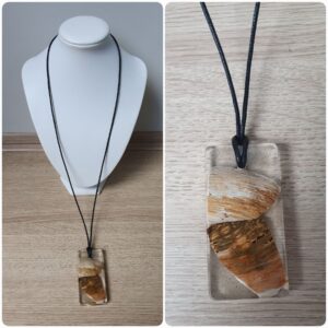 Ketting H105. Materiaal: Epoxy. *Ameland lijn* Prijs €25,-