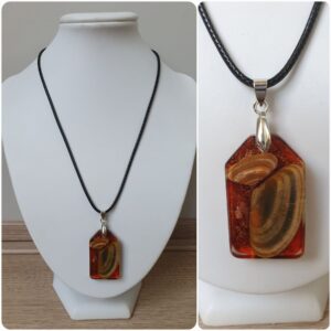 Ketting H106. Materiaal: Epoxy. *Ameland lijn* Prijs €20,-