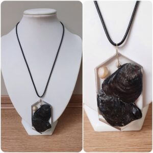 Ketting H108. Materiaal: Epoxy. *Ameland lijn* Prijs €25,-