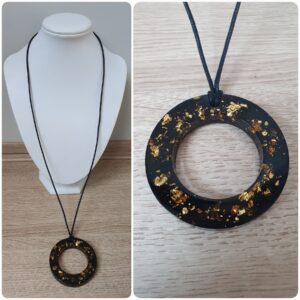 Ketting H11. Materiaal: Epoxy. Sieraad is VERKOCHT