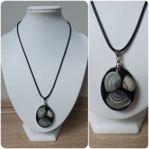 Ketting H113. Materiaal: Epoxy. *Ameland lijn* Prijs €20,-