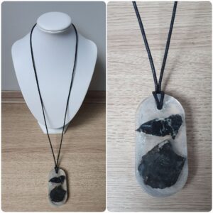 Ketting H114. Materiaal: Epoxy. *Ameland lijn* Prijs €25,-