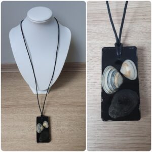 Ketting H119. Materiaal: Epoxy. *Ameland lijn* Prijs €25,-