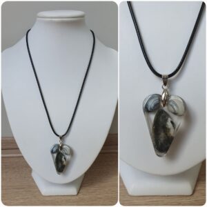 Ketting H126. Materiaal: Epoxy. *Ameland lijn* Prijs €15,-