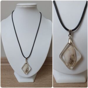 Ketting H127. Materiaal: Epoxy. *Ameland lijn* Prijs €15,-