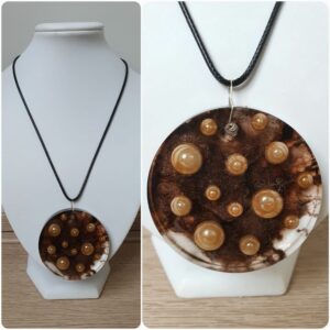 Ketting H140. Materiaal: Epoxy. Prijs €25,-