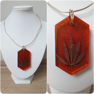 Ketting H142. Materiaal: Epoxy. Prijs €25,-