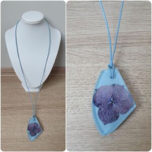 Ketting H144. Materiaal: Epoxy. Prijs €25,-