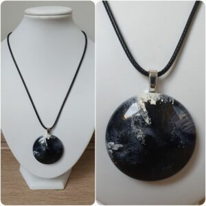 Ketting H151. Materiaal: Epoxy. Sieraad is VERKOCHT