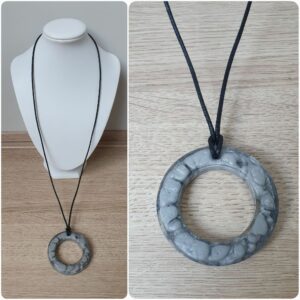 Ketting H153. Materiaal: Epoxy. Sieraad is VERKOCHT