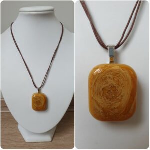 Ketting H156. Materiaal: Epoxy. Prijs €20,-