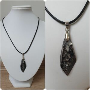 Ketting H163. Materiaal: Epoxy. Prijs €15,-