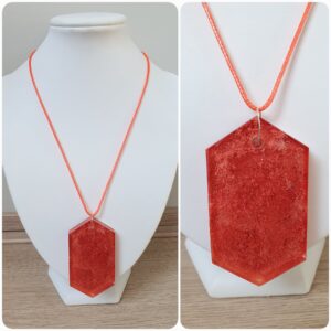 Ketting H19. Materiaal: Epoxy. Prijs €25,-