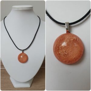 Ketting H194. Materiaal: Epoxy. Sieraad is VERKOCHT