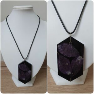 Ketting H220. Materiaal: Epoxy. Prijs €25,-