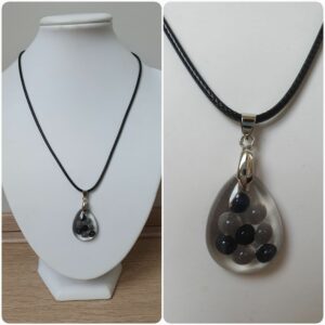 Ketting H223. Materiaal: Epoxy. Prijs €15,-