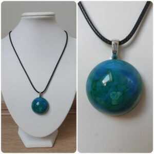 Ketting H230. Materiaal: Epoxy. Prijs €15,-