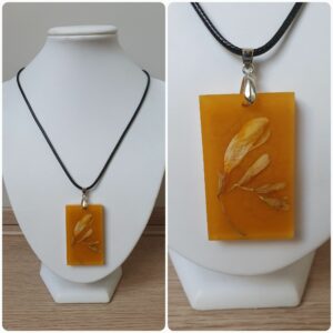 Ketting H234. Materiaal: Epoxy. Prijs €20,-