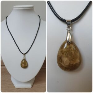 Ketting H239. Materiaal: Epoxy. Prijs €15,-