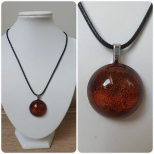 Ketting H244. Materiaal: Epoxy. Sieraad is VERKOCHT